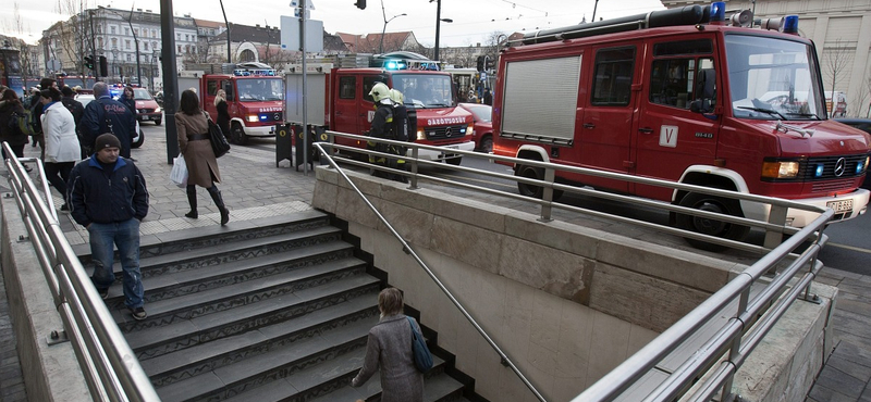 Kiürítették a Deák téri metrómegállót 