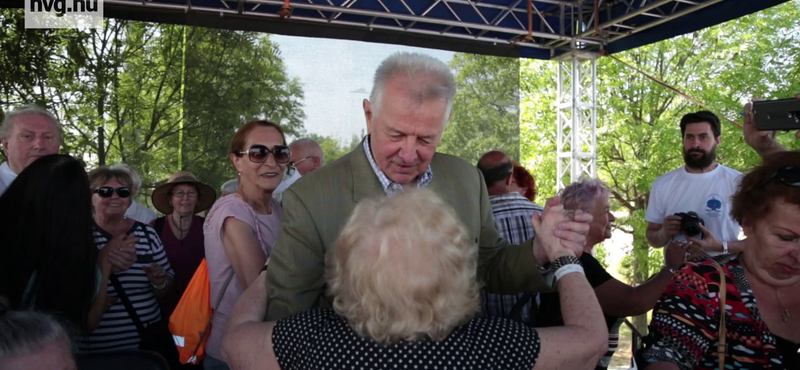 Így ropták a nyugdíjasok Schmitt Pállal Óbudán – videó