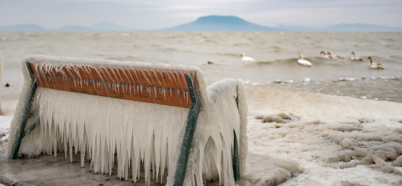 Figyelmeztet a rendőrség, életveszélyes lehet rálépni a Balaton jegére