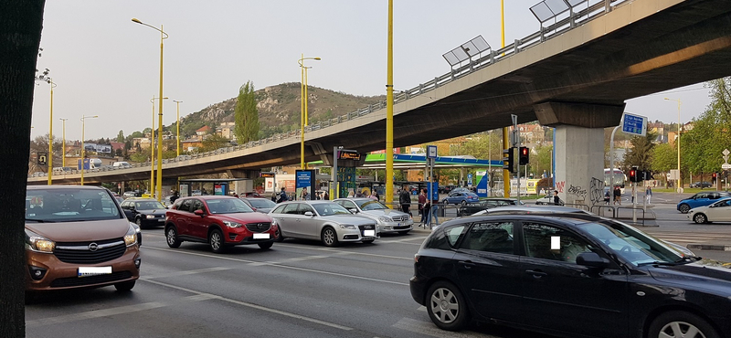 Három autó ütközött, lezárták a BAH csomópont felüljáróját