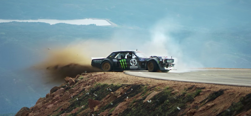 Itt van Ken Block legújabb videója, rendesen meggyötri az 1400 lóerős Mustangot