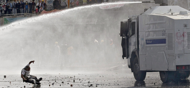 Tüntetők ezrei tértek vissza a Taksim térre