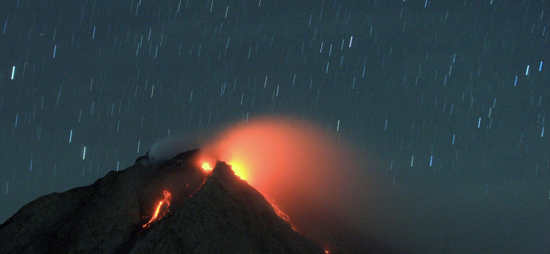 Fotók: Hamueső és csillagok, megint kitört a Sinabung vulkán