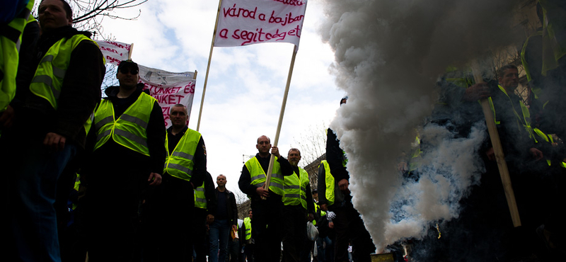 Füstbombákat dobáltak az Andrássy úton