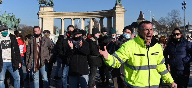 Tizennyolc tüntetővel szemben intézkedtek a rendőrök a Hősök terén 