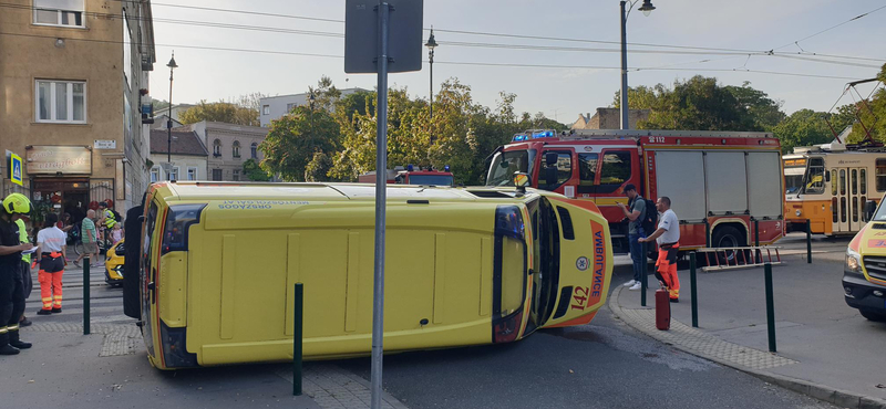 Az oldalára fordult egy mentőautó, miután egy taxival ütközött a II. kerületben – fotók