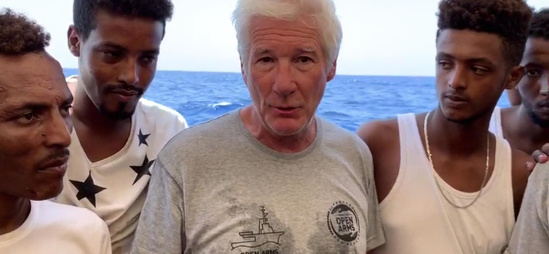 Richard Gere olaszországi nyaralásán menekülteken segített