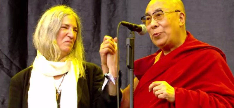 Így énekelt a tömeg a Glastonburyn a dalai lámának - videó