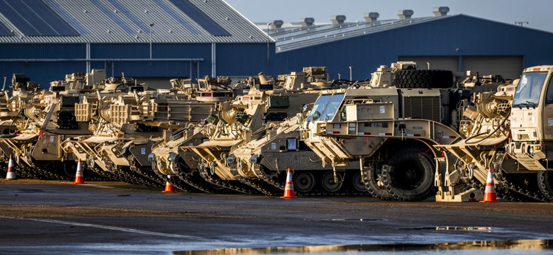 Képeken, ahogy egy hollandiai kikötőben rakodják ki az Ukrajnának szánt amerikai harcjárműveket