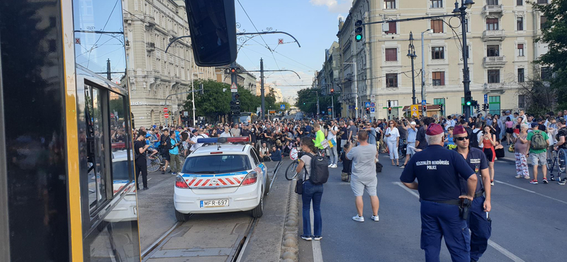 Még mindig blokkolják a Margit hidat a katatörvény ellen tüntetők