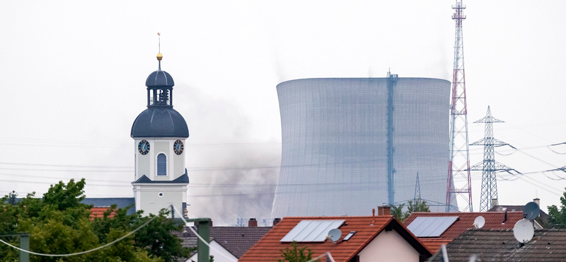 Porig rombolták egy német atomerőmű hűtőtornyait