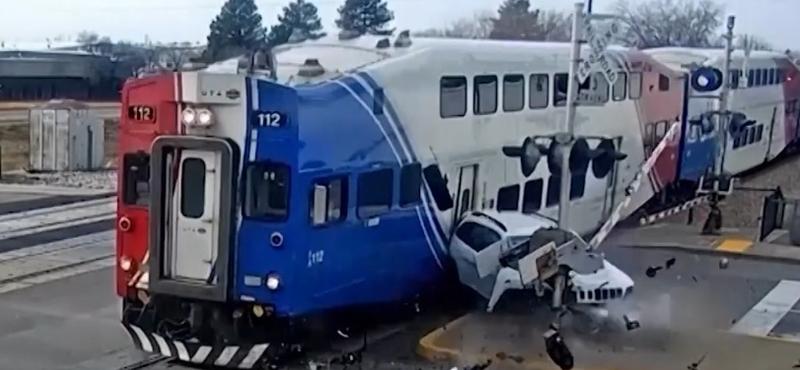 Ráhajtott a sínekre a pirosnál, lecsukódott mögötte a sorompó, aztán jött a vonat – videó