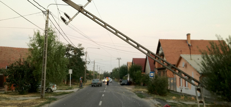 Fotók: autós üldözés Hódmezővásárhelyen, kidőlt egy villanyoszlop