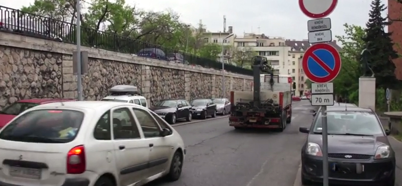 Videó: a rendőrök orra előtt szabálytalankodik, aki csak teheti Budán