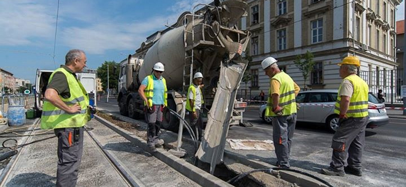 Betömték az üreget az 1-es villamos új pályája alatt