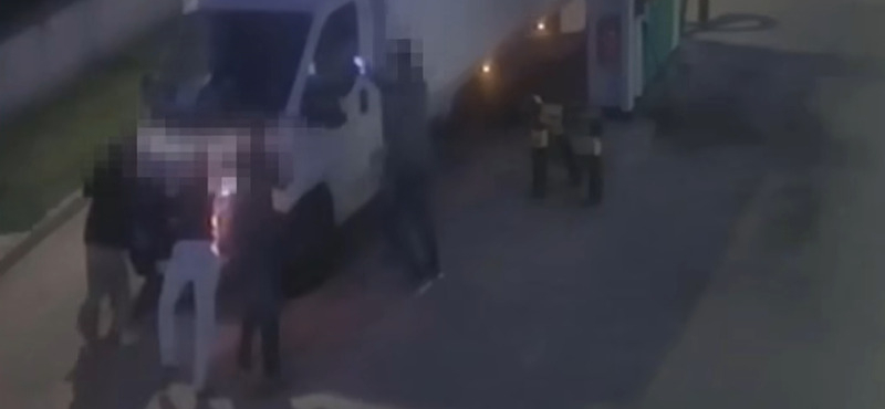Félrelökött több embert kisteherautójával egy sofőr, akit meg akartak állítani – videó