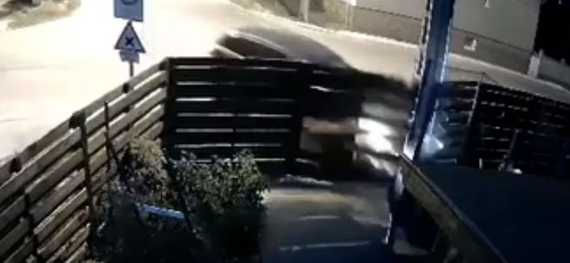 Videó: Családi ház udvarára tört be egy autó Tatabányán