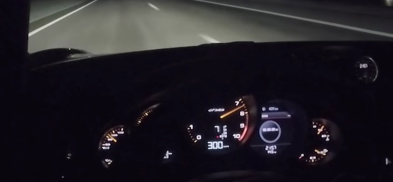 300 km/h-val repesztett a Porsche sofőrje éjszaka az autópályán – videó