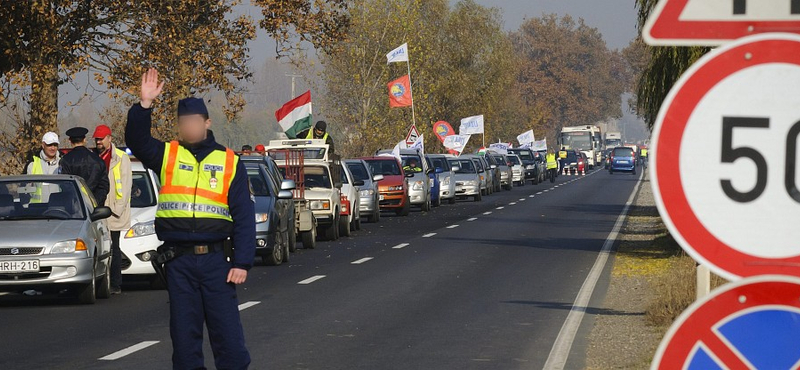 Reggelig maradnak a demonstrálók Miskolcon és Debrecen határában