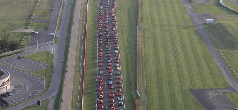 Erőkonvoj: 964 darab Ferrari körözött egyszerre Silverstone-ban - fotók