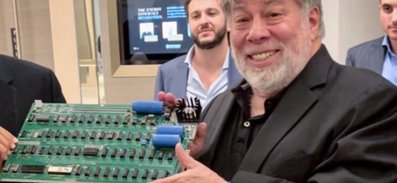 Videón a nagy találkozás: Steve Wozniak egy Apple-1 alaplapot dedikál Dubajban