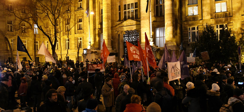 Az Ügyészségtől a Nyugati téri felüljáróhoz vonultak a tüntetők