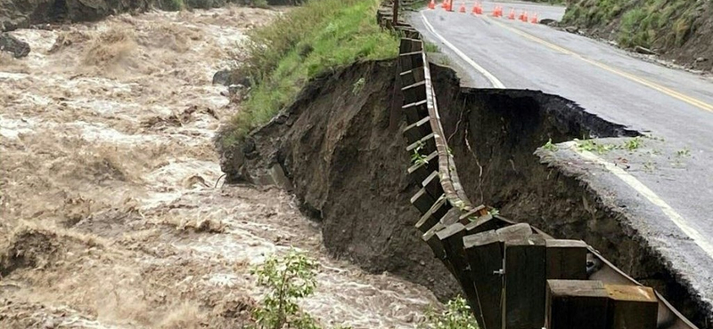 Képeken a Yellowstone park hegyeit és völgyeit elmosó áradat pusztítása