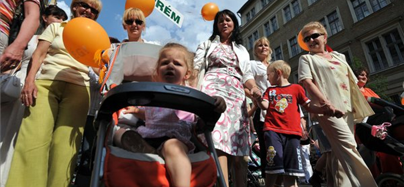 A kismamákat nem védené tovább a szaktárca, a Fidesz viszont fogadkozik