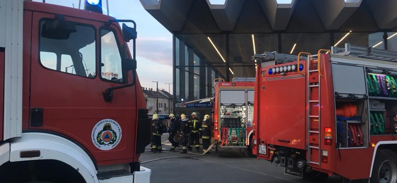 Füst volt a 2-es metróban, leállt a fél vonal