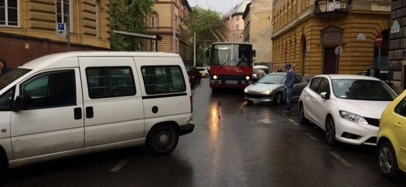 Egyetlen parkoló kocsi blokkolt egy troli- és két buszjáratot