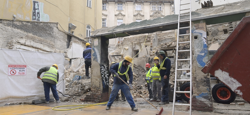 Elemzők szerint a magyar ipar még el sem érte a gödör alját