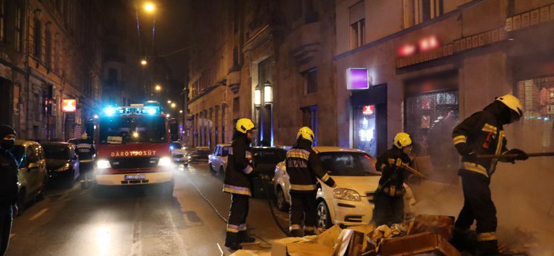 Gyújtogató járt a budapesti belvárosban, videón, ahogy elkapják a rendőrök