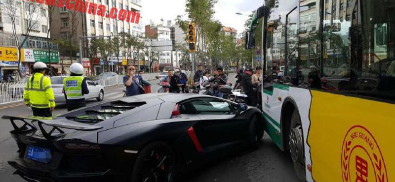 Ilyen balesetet is ritkán látni: busznak hajtott egy Lamborghini