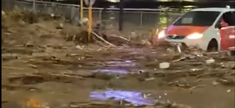 Videón a pillanatok, amint a sárhullám elönti Valencia egyik elővárosát