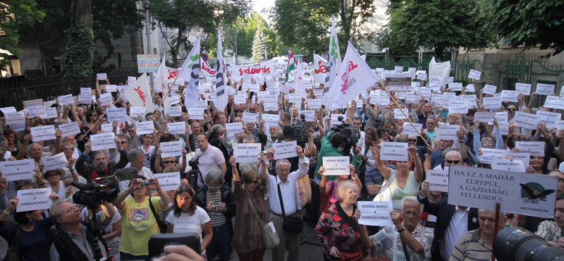 Bajnai: "már csak egy év, és a prágai gyors befut Budapestre" – tüntettek a Fidesz-székháznál