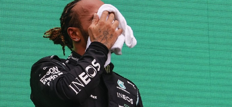 Gyorsan lebukott Lewis Hamilton, aki elvileg csak elektromos autókat vezet – videó