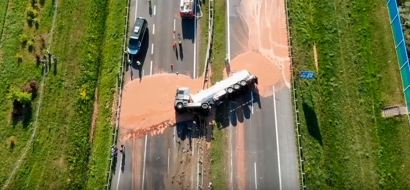 Ragadós baleset: több tonna csokoládé borult egy lengyel autópályára – videó