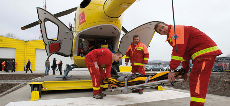 Helikopterrel vittek el egy életveszélyesen sérült motorost