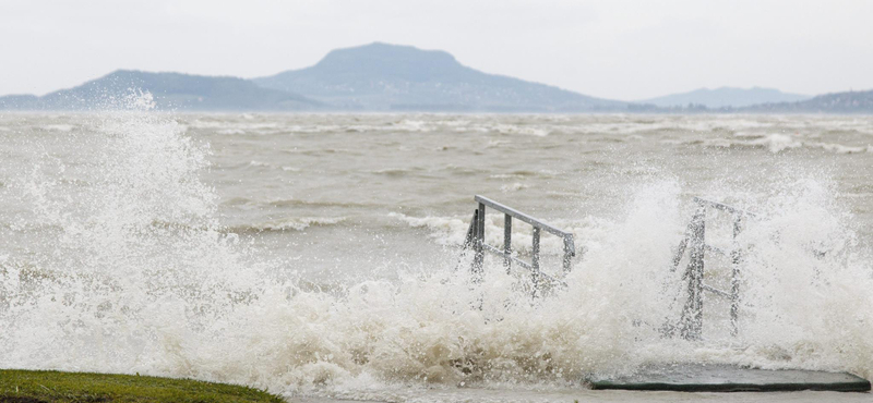 Fotók: Elárasztotta Balatonfenyvest a Balaton