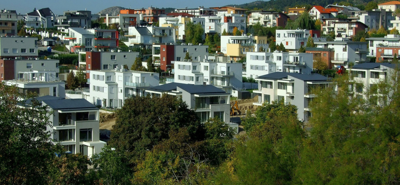 Több ezren tiltakoznak amiatt, mert egy 270 lakásos társasházat építenének a gazdagréti Madárhegyre