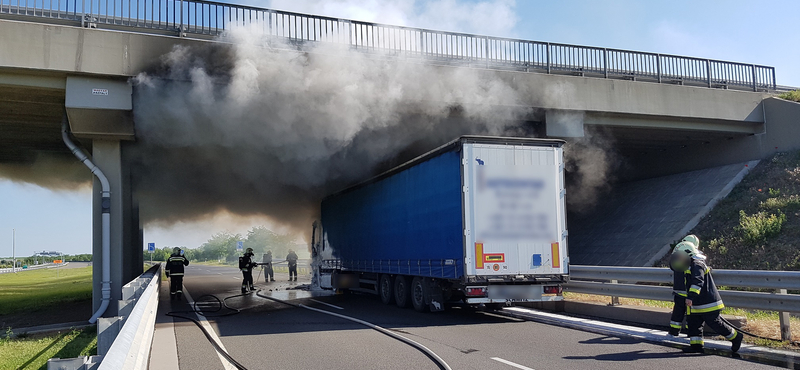 Úgy lángolt egy kamion, hogy tönkretett egy felüljárót – videó