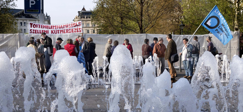 Ledöntötték a Szabadság téri emlékmű kordonját