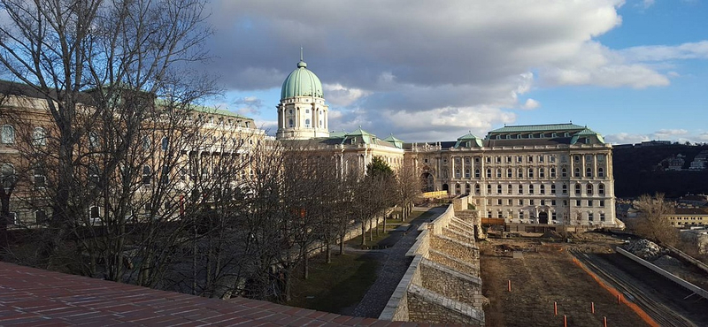 Májusban kezdődhet a budavári lovarda építése