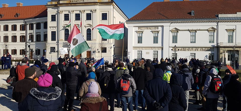 Kis létszámú tüntetéssel köszöntötték Orbán Viktort a Várba költözés alkalmából