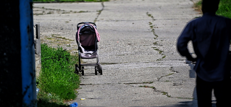 „Azt mondták, amint a kerítésen kívül vagyunk, elveszik a gyerekeinket” –  utcára tehetnek négy kárpátaljai menekült családot Tatán