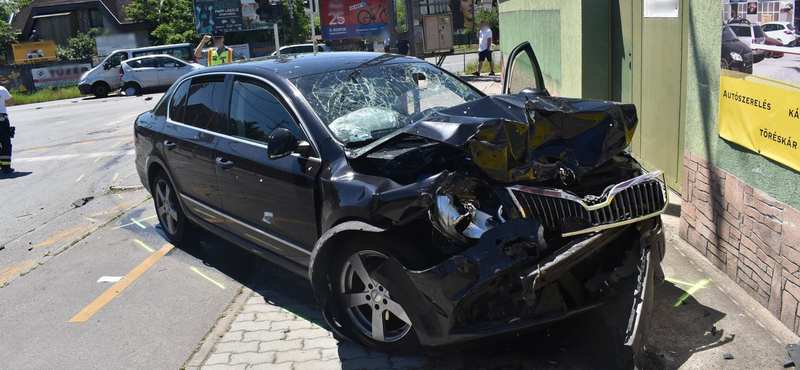 Álrendőrök foszthattak ki idős embereket Budapesten, majd menekülés közben balesetet okoztak