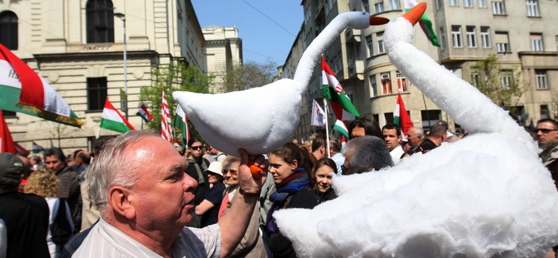 Botrányos április 6-tól tartanak a szocialisták