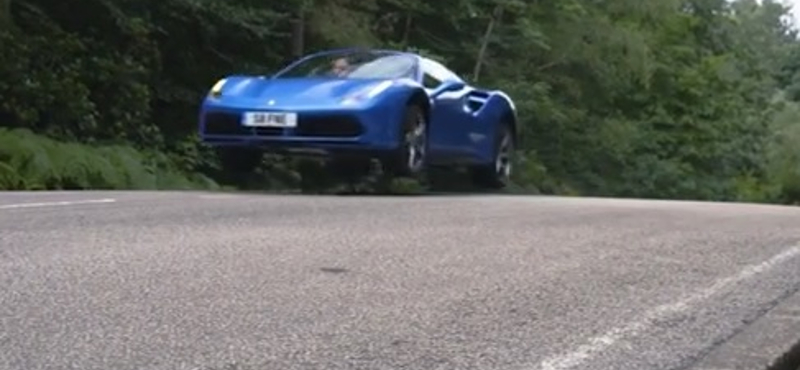 Van, hogy egy Ferrari is raliautóként repül – videó