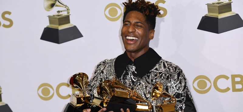 Volodimir Zelenszkij is beszédet mondott a Grammy-gálán, Jon Batiste-é lett az év albuma