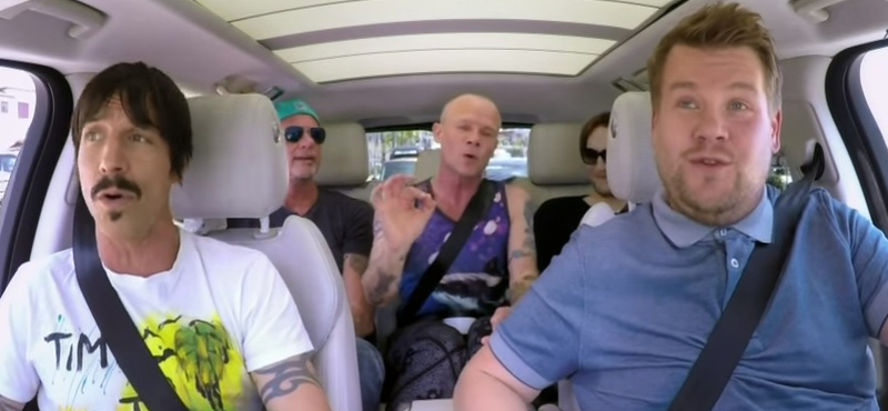 Saját számaira karaokézik egy autóban a Red Hot Chili Peppers (videó)